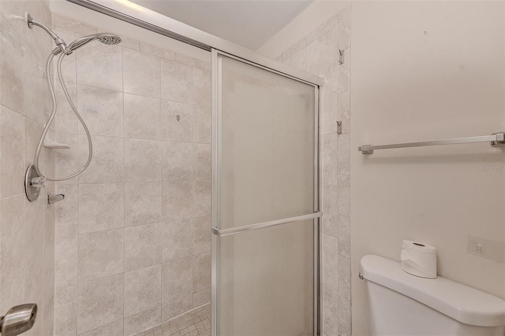 合同活跃: $174,900 (2 贝兹, 2 浴室, 925 平方英尺)