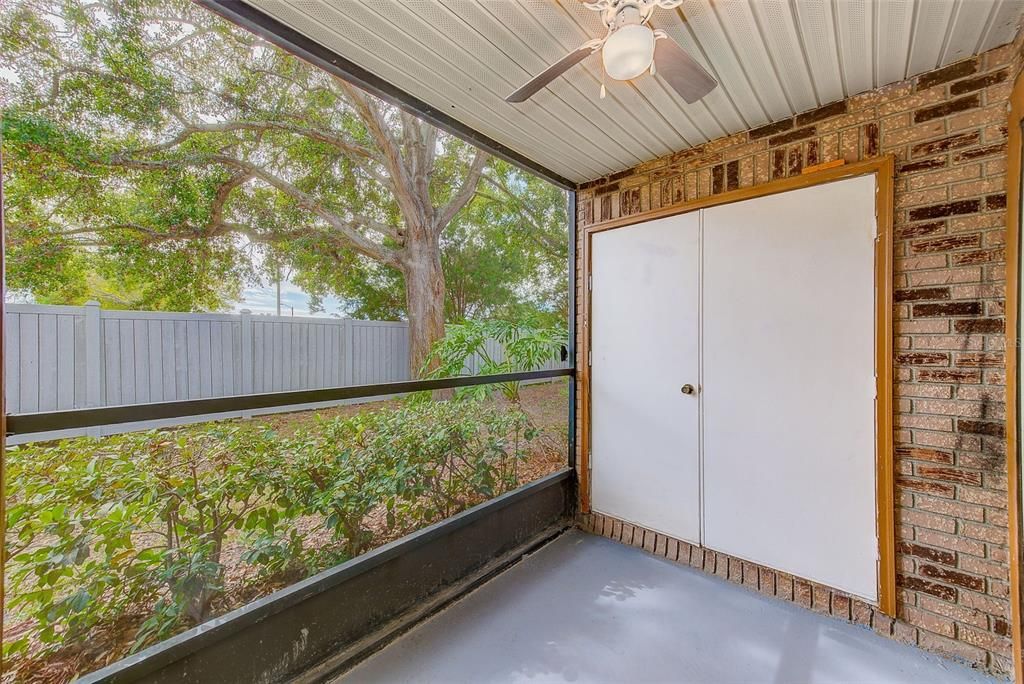 合同活跃: $174,900 (2 贝兹, 2 浴室, 925 平方英尺)