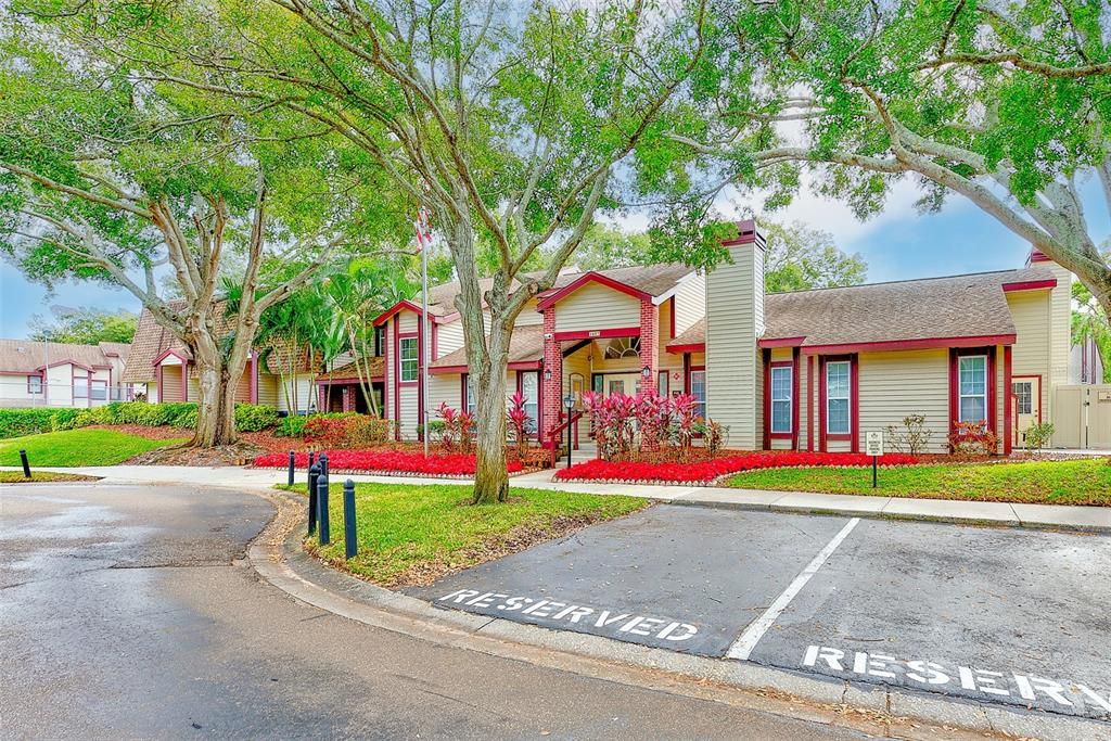 合同活跃: $174,900 (2 贝兹, 2 浴室, 925 平方英尺)