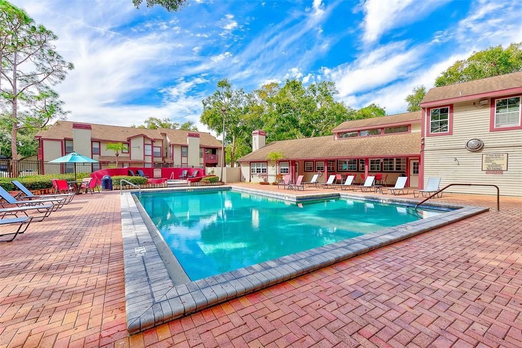 合同活跃: $174,900 (2 贝兹, 2 浴室, 925 平方英尺)