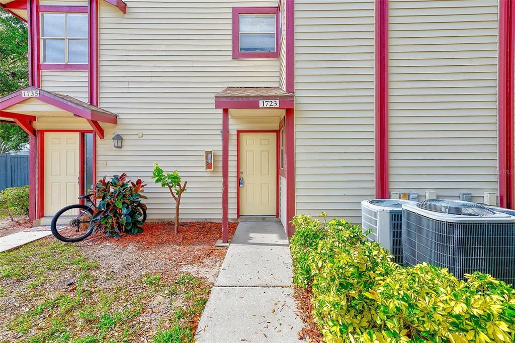 合同活跃: $174,900 (2 贝兹, 2 浴室, 925 平方英尺)