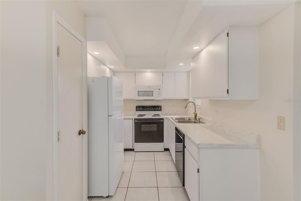 合同活跃: $174,900 (2 贝兹, 2 浴室, 925 平方英尺)