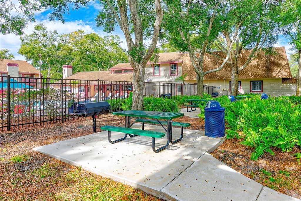 合同活跃: $174,900 (2 贝兹, 2 浴室, 925 平方英尺)