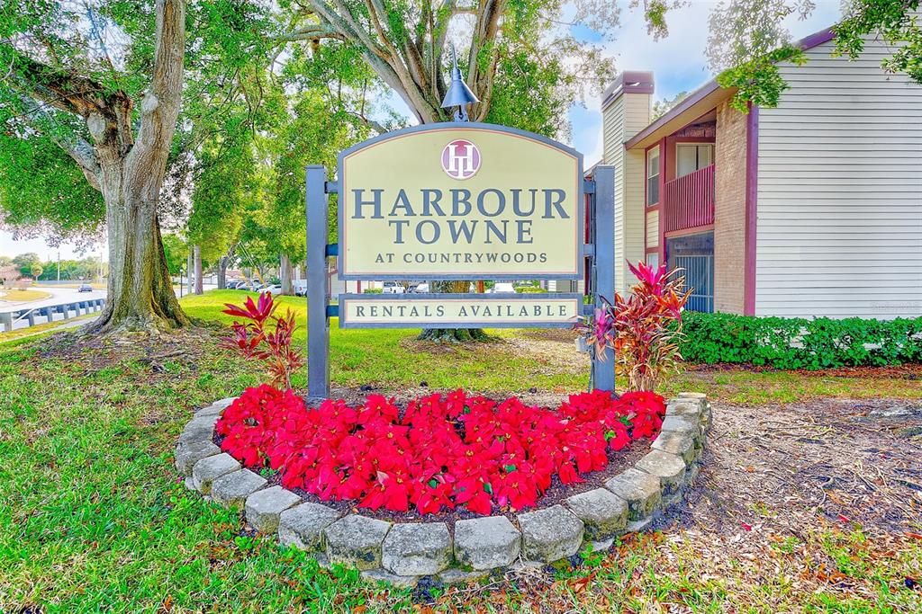 合同活跃: $174,900 (2 贝兹, 2 浴室, 925 平方英尺)