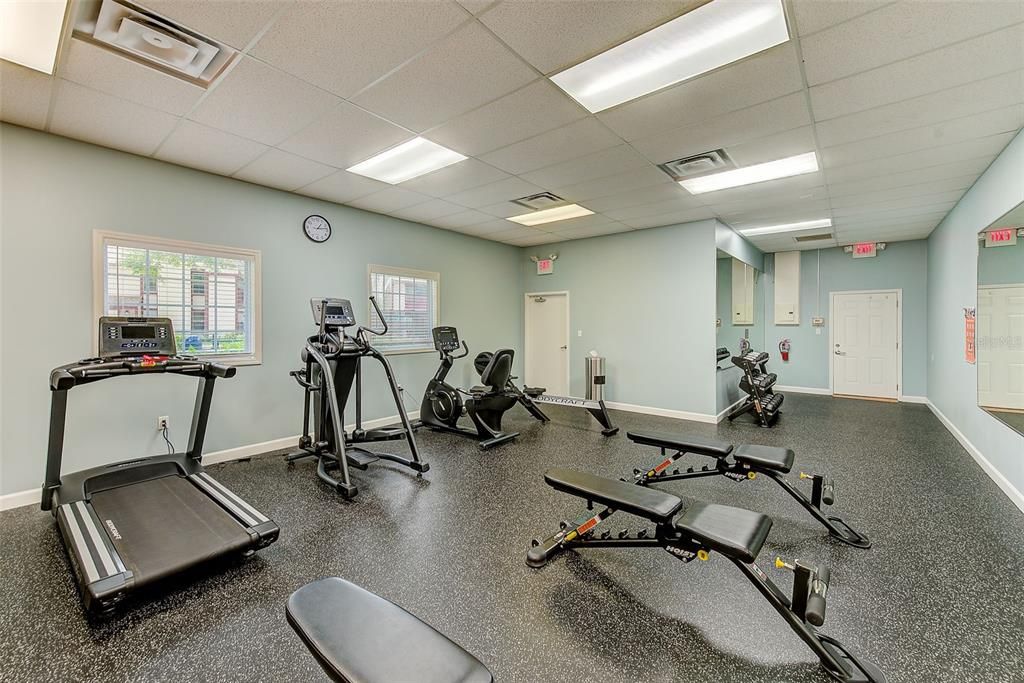 合同活跃: $174,900 (2 贝兹, 2 浴室, 925 平方英尺)