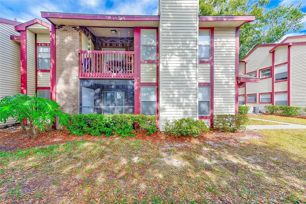 合同活跃: $174,900 (2 贝兹, 2 浴室, 925 平方英尺)