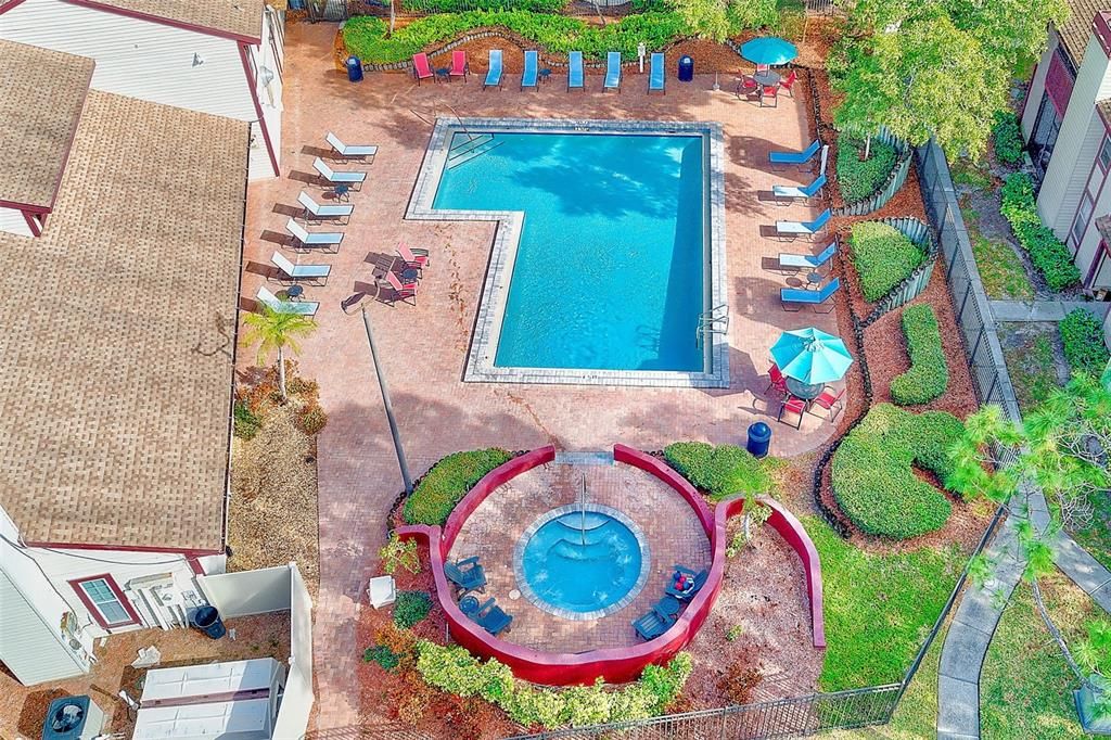 合同活跃: $174,900 (2 贝兹, 2 浴室, 925 平方英尺)