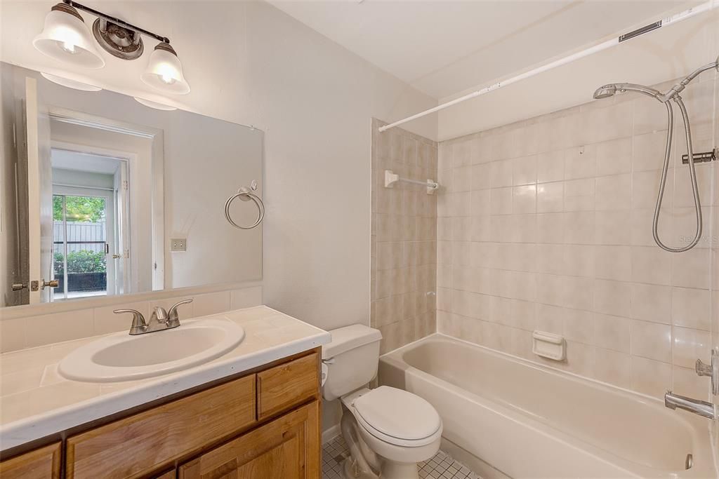 合同活跃: $174,900 (2 贝兹, 2 浴室, 925 平方英尺)