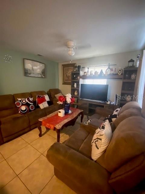 En Venta: $239,000 (5 camas, 2 baños, 836 Pies cuadrados)