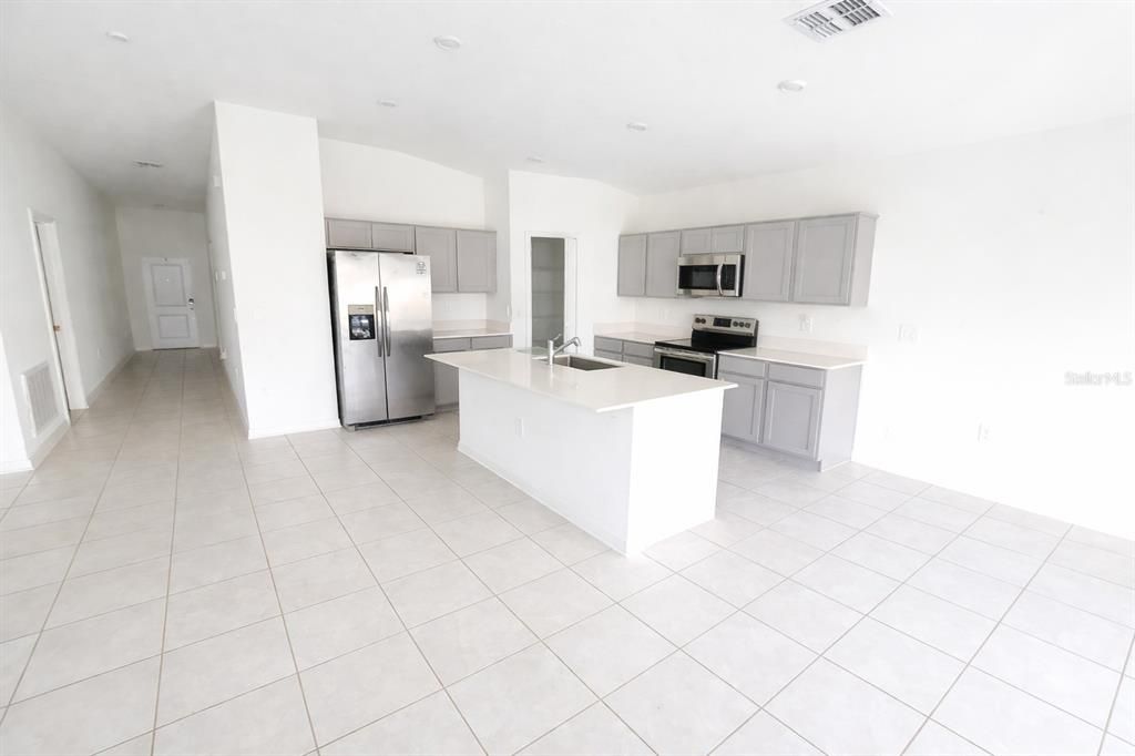 For Rent: $2,095 (4 beds, 2 baths, 1936 Square Feet)