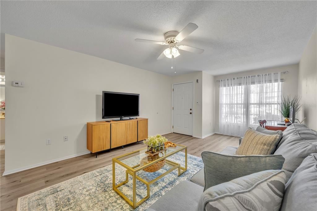 For Sale: $139,000 (1 beds, 1 baths, 722 Square Feet)