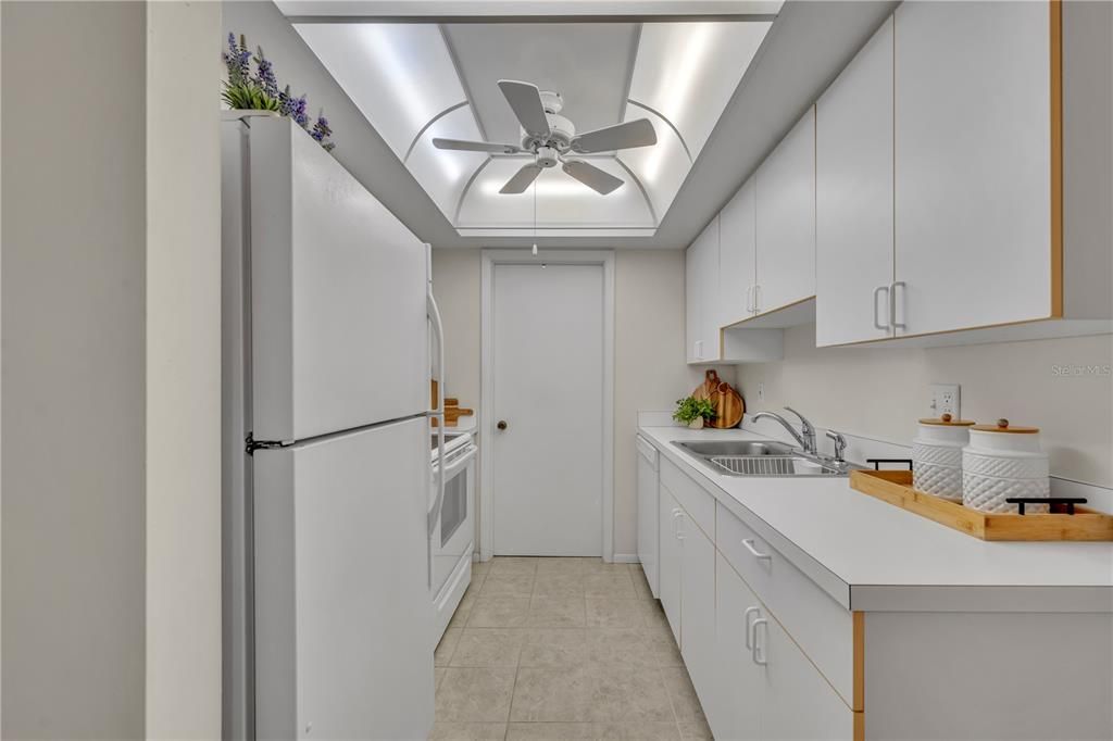 For Sale: $139,000 (1 beds, 1 baths, 722 Square Feet)