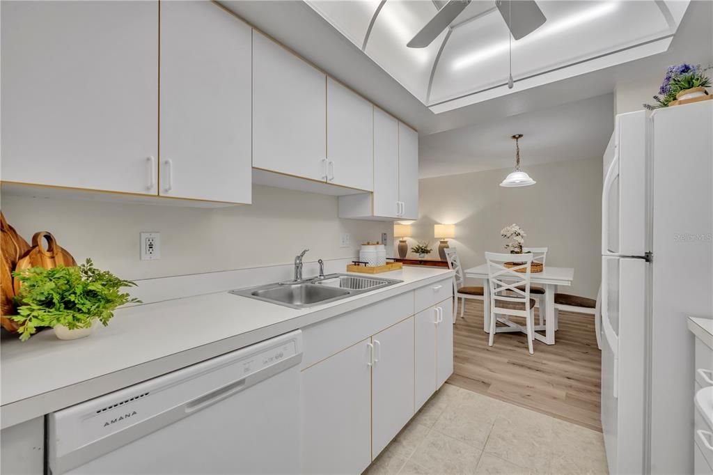 For Sale: $139,000 (1 beds, 1 baths, 722 Square Feet)