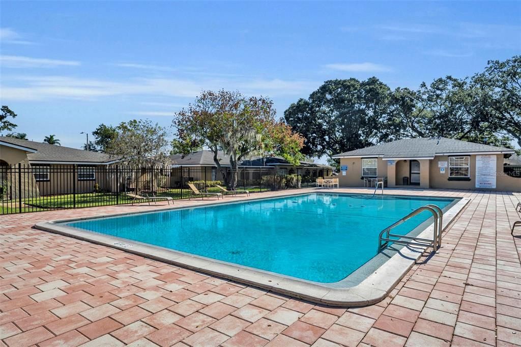 For Sale: $139,000 (1 beds, 1 baths, 722 Square Feet)