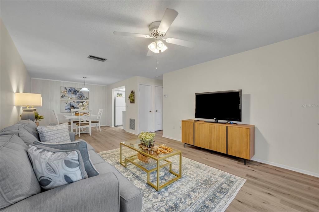 For Sale: $139,000 (1 beds, 1 baths, 722 Square Feet)