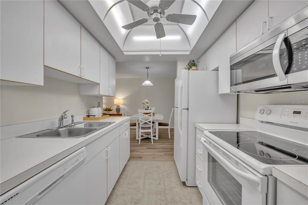 For Sale: $139,000 (1 beds, 1 baths, 722 Square Feet)