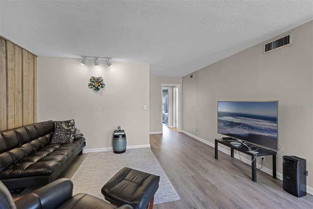 For Rent: $1,700 (1 beds, 1 baths, 921 Square Feet)