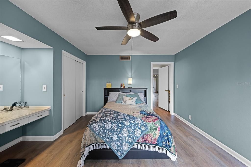 For Rent: $1,700 (1 beds, 1 baths, 921 Square Feet)