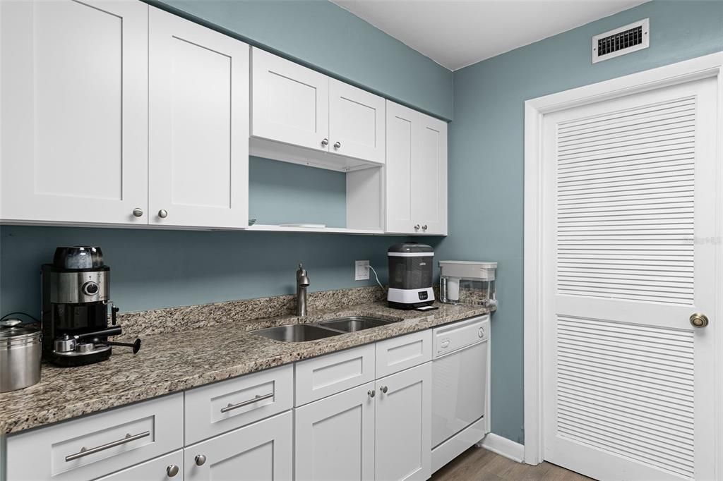 For Rent: $1,700 (1 beds, 1 baths, 921 Square Feet)