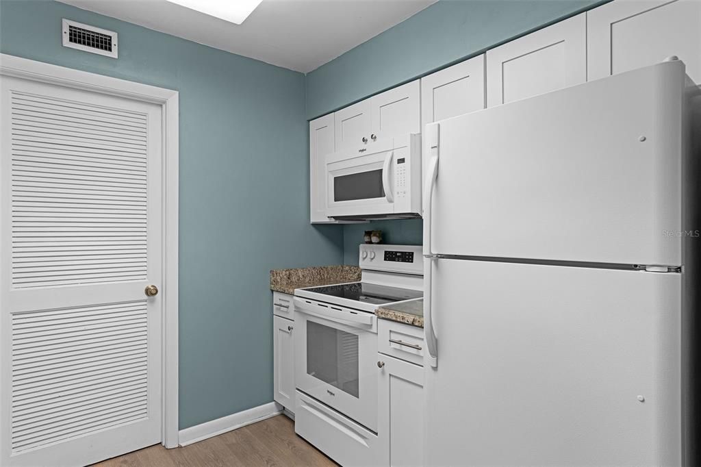 For Rent: $1,700 (1 beds, 1 baths, 921 Square Feet)