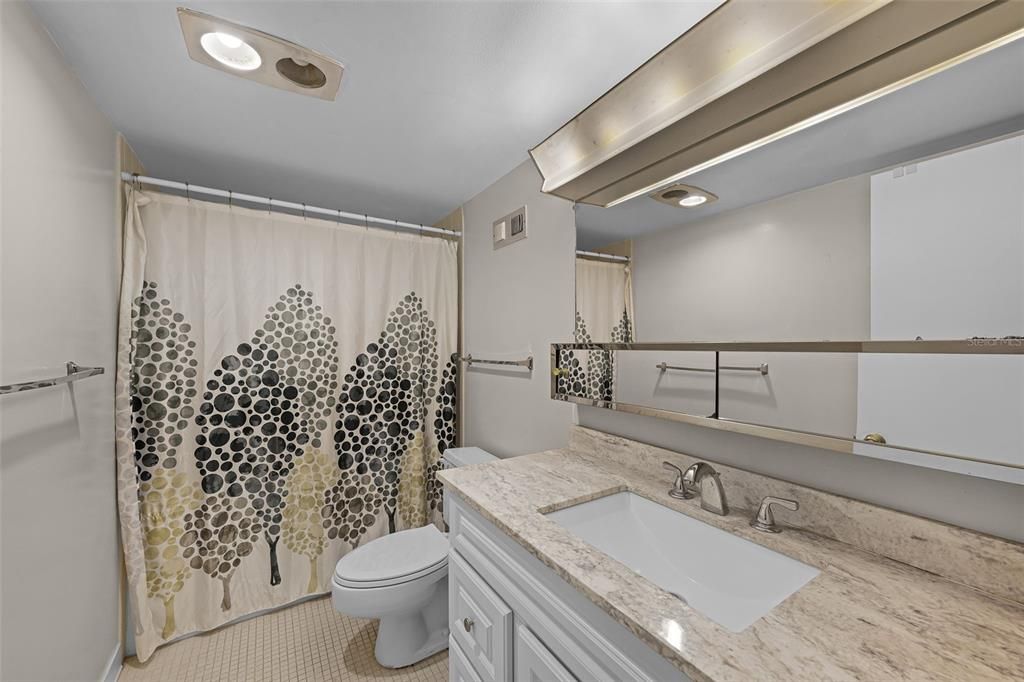 For Rent: $1,700 (1 beds, 1 baths, 921 Square Feet)