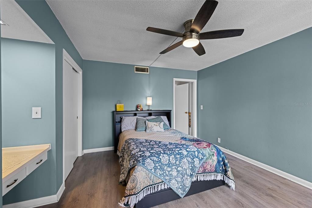 For Rent: $1,700 (1 beds, 1 baths, 921 Square Feet)