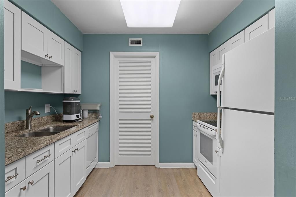 For Rent: $1,700 (1 beds, 1 baths, 921 Square Feet)