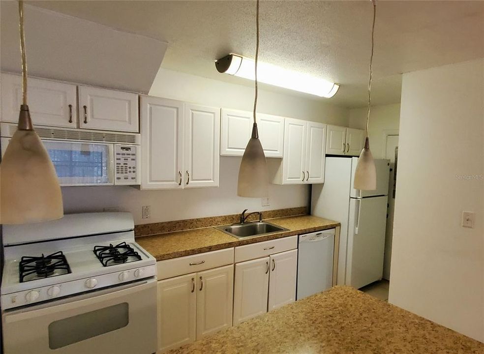 На продажу: $144,000 (2 спален, 1 ванн, 755 Квадратных фут)