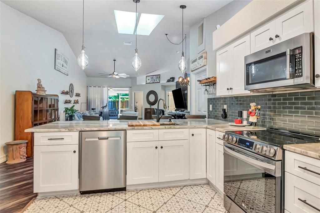 На продажу: $429,900 (3 спален, 2 ванн, 1650 Квадратных фут)