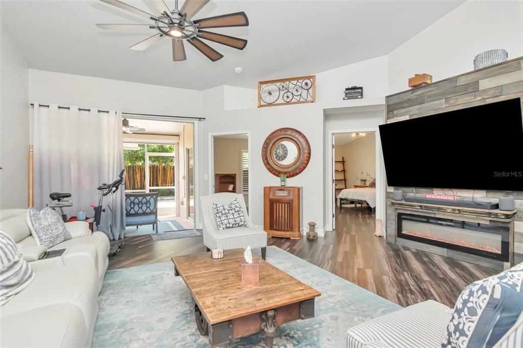 На продажу: $429,900 (3 спален, 2 ванн, 1650 Квадратных фут)