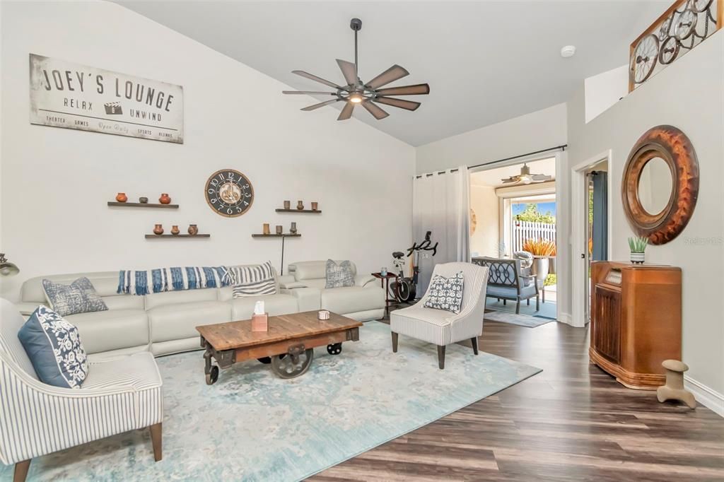 На продажу: $429,900 (3 спален, 2 ванн, 1650 Квадратных фут)