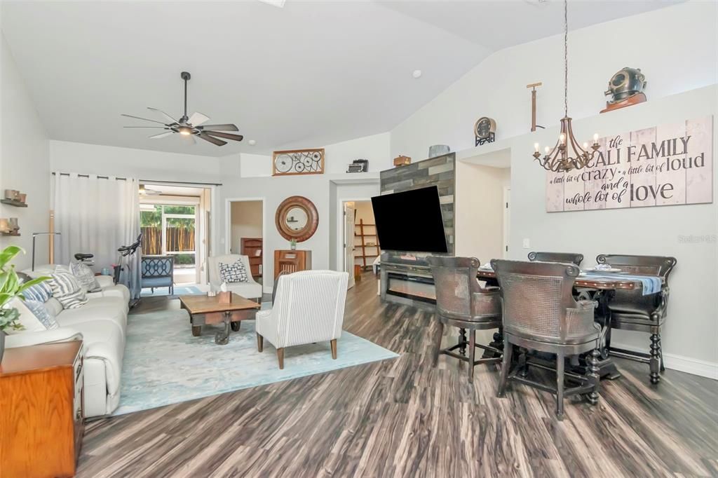 На продажу: $429,900 (3 спален, 2 ванн, 1650 Квадратных фут)