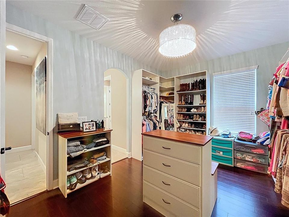 En Venta: $975,000 (4 camas, 3 baños, 3707 Pies cuadrados)