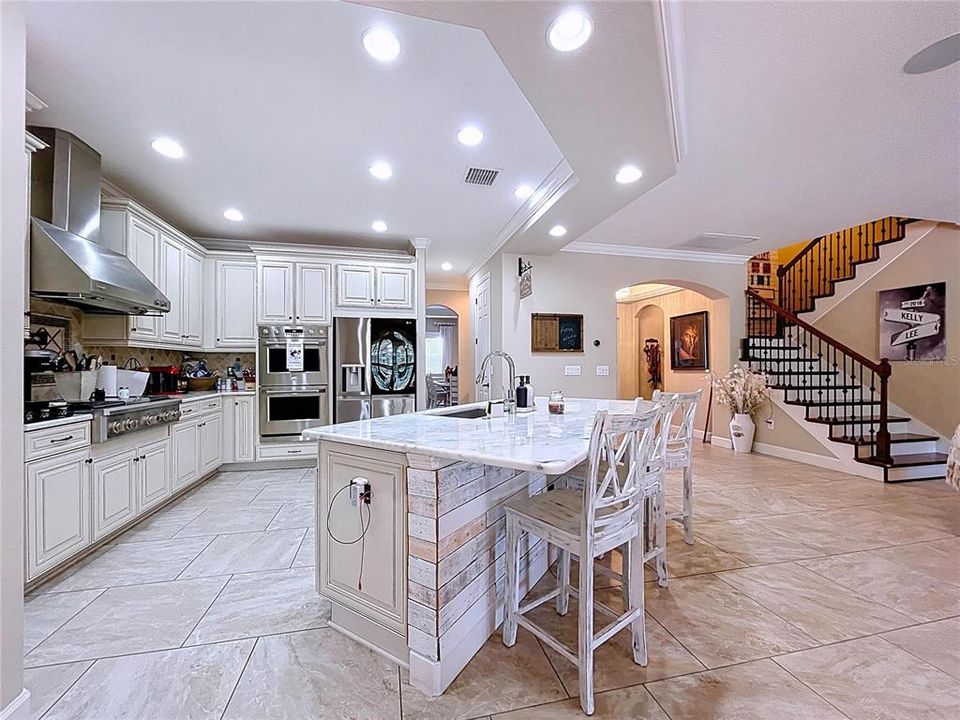 En Venta: $975,000 (4 camas, 3 baños, 3707 Pies cuadrados)