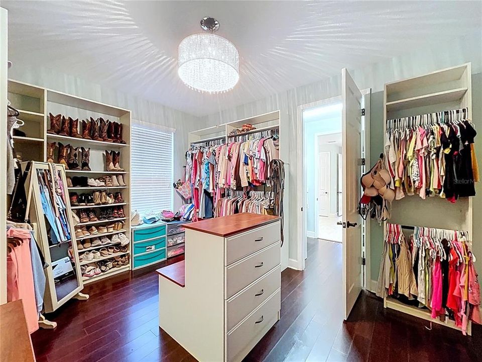 En Venta: $975,000 (4 camas, 3 baños, 3707 Pies cuadrados)