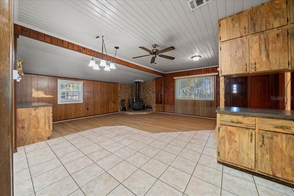 For Sale: $210,000 (3 beds, 2 baths, 1130 Square Feet)