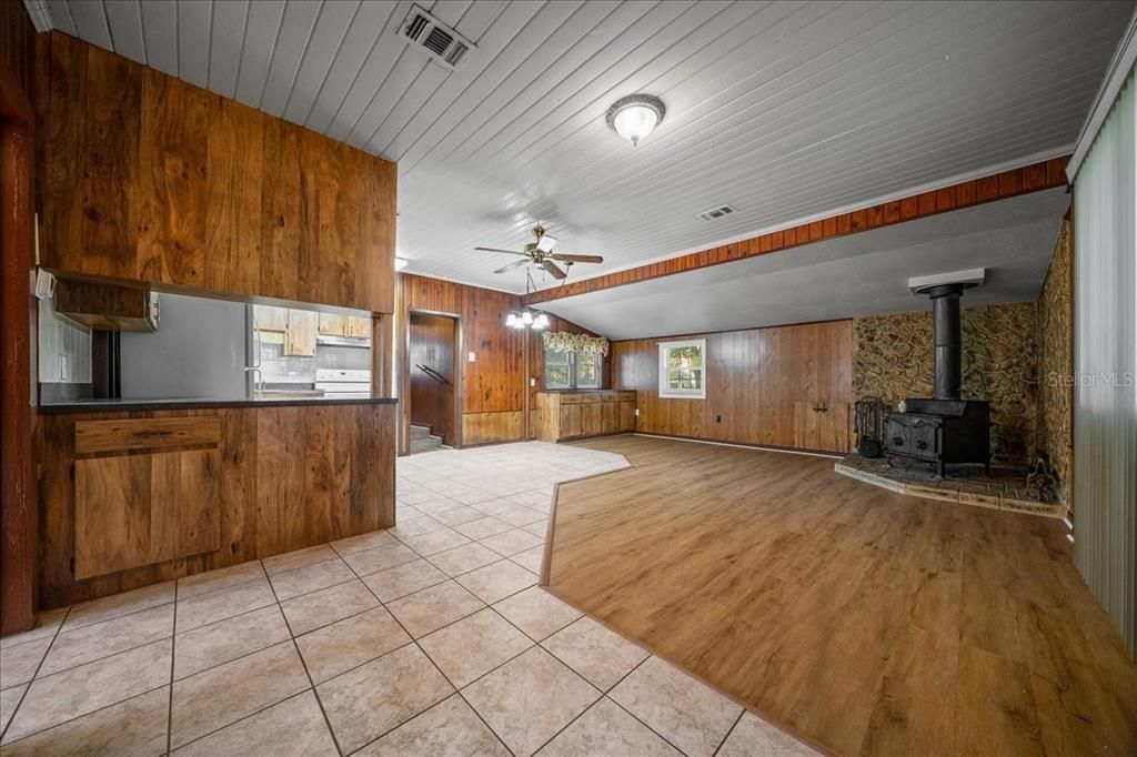 For Sale: $210,000 (3 beds, 2 baths, 1130 Square Feet)