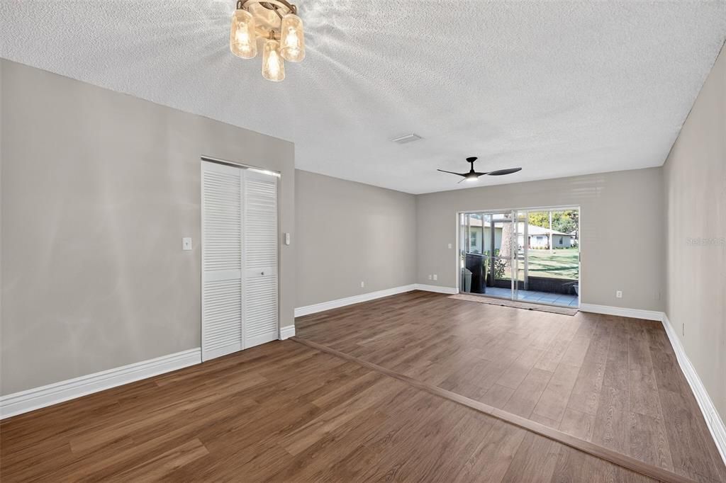 For Sale: $209,900 (2 beds, 1 baths, 1063 Square Feet)