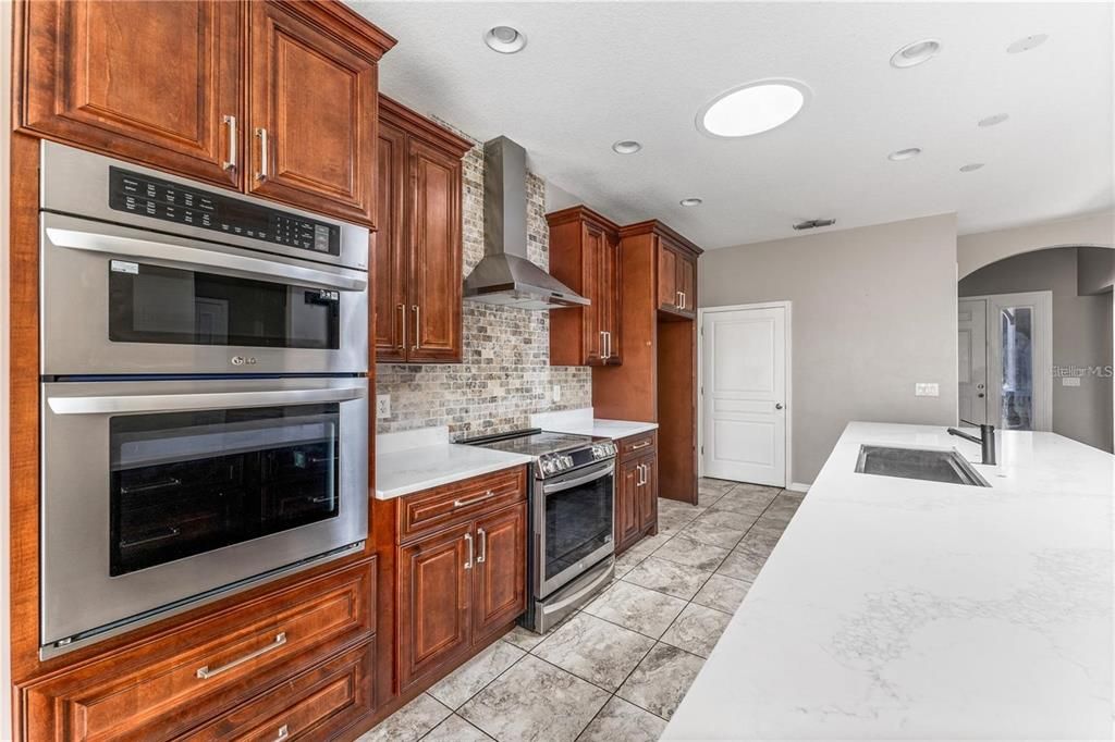 На продажу: $300,000 (3 спален, 2 ванн, 1881 Квадратных фут)