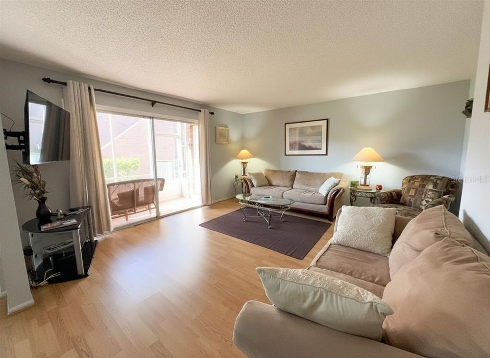 For Sale: $209,999 (2 beds, 2 baths, 1075 Square Feet)