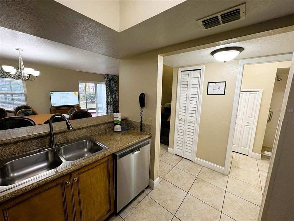 待售: $195,000 (2 贝兹, 2 浴室, 1052 平方英尺)