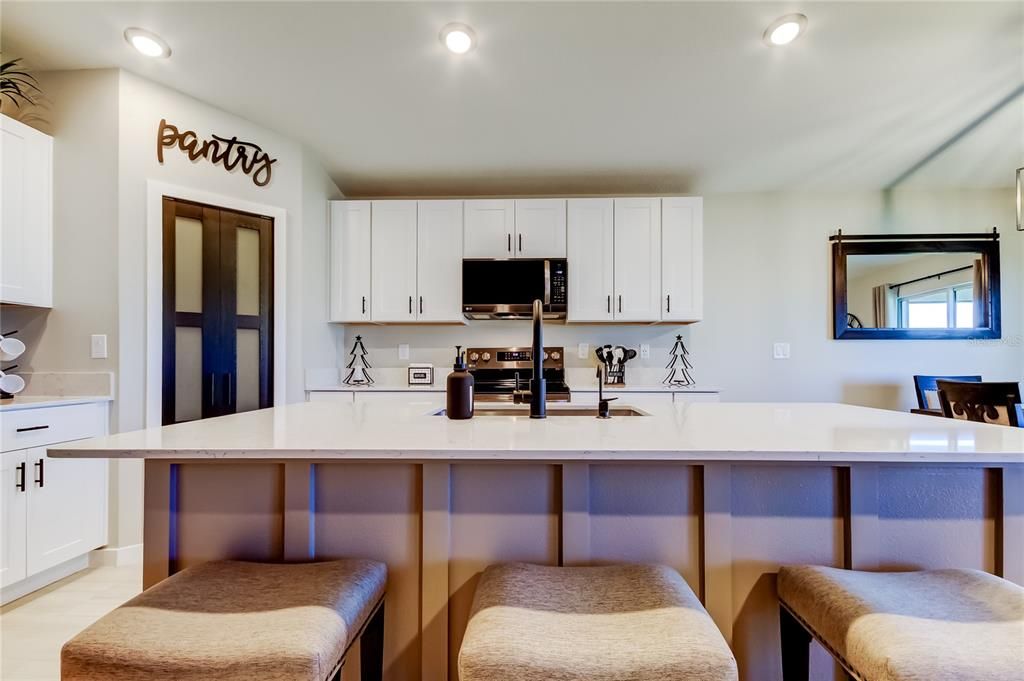 待售: $425,000 (4 贝兹, 2 浴室, 1939 平方英尺)