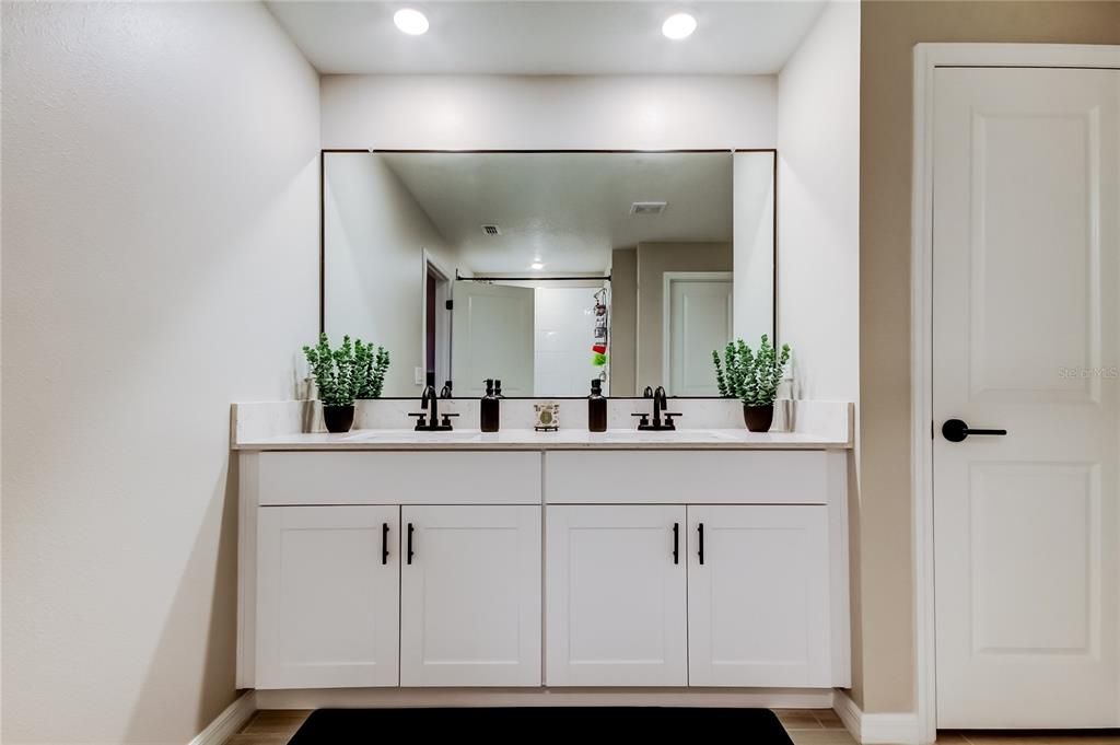 待售: $425,000 (4 贝兹, 2 浴室, 1939 平方英尺)