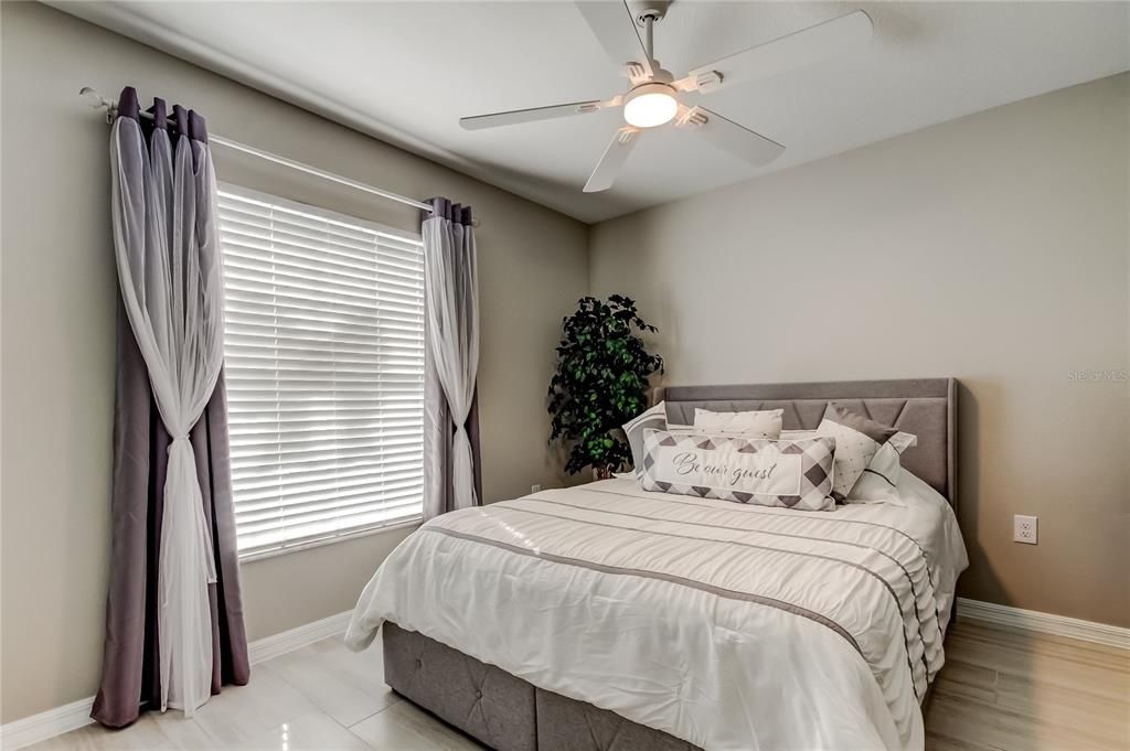 待售: $425,000 (4 贝兹, 2 浴室, 1939 平方英尺)