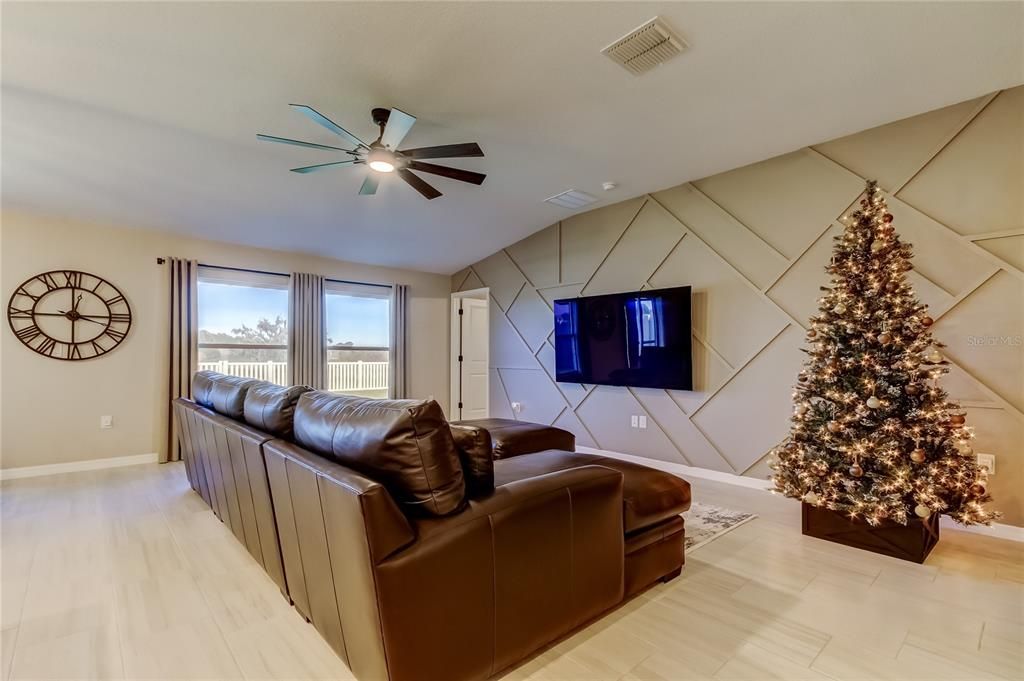 待售: $425,000 (4 贝兹, 2 浴室, 1939 平方英尺)