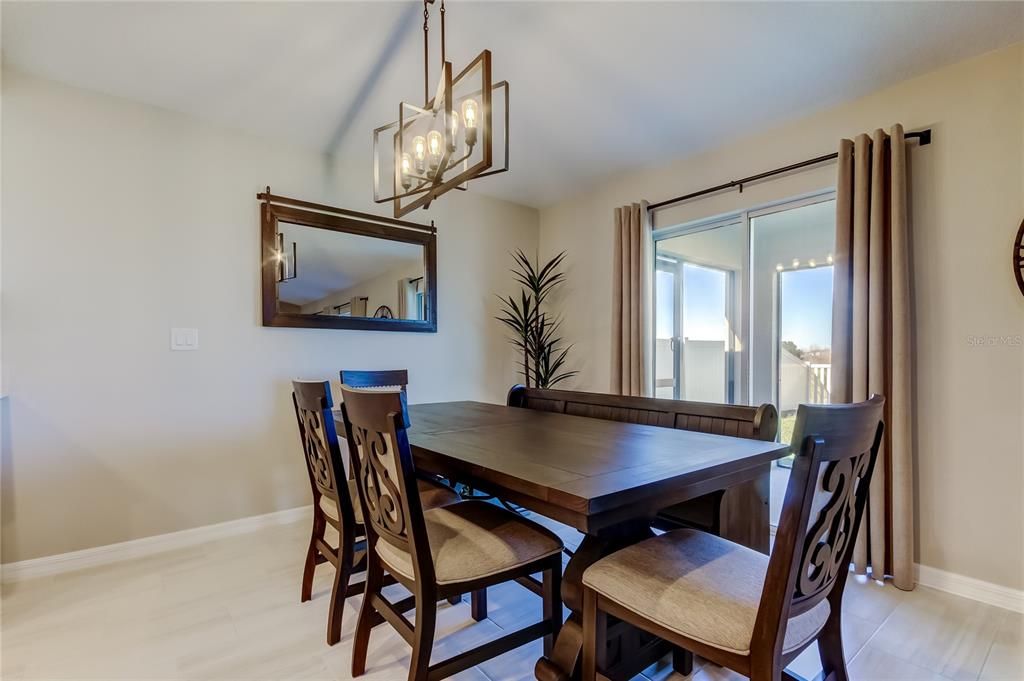 待售: $425,000 (4 贝兹, 2 浴室, 1939 平方英尺)