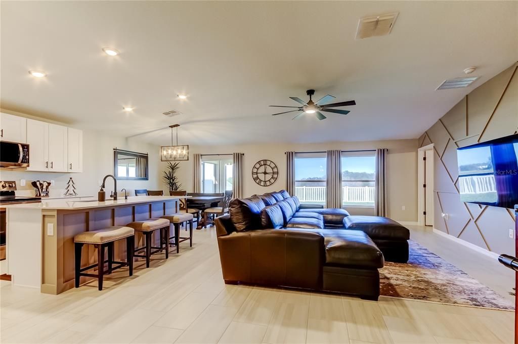 待售: $425,000 (4 贝兹, 2 浴室, 1939 平方英尺)