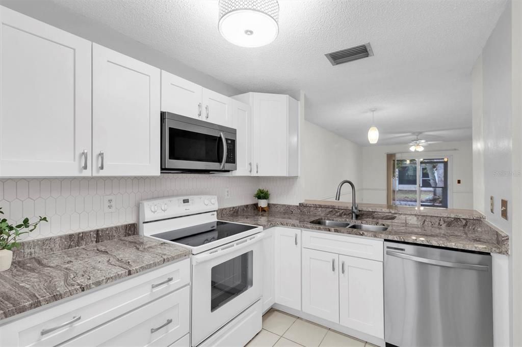 На продажу: $205,000 (2 спален, 2 ванн, 960 Квадратных фут)