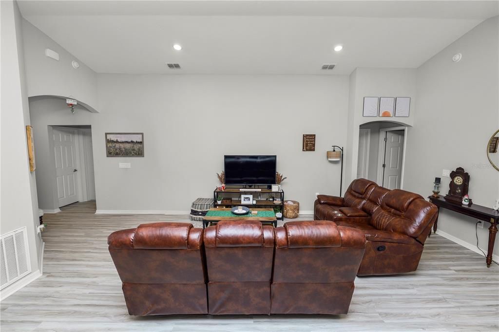 For Sale: $365,000 (4 beds, 2 baths, 1715 Square Feet)