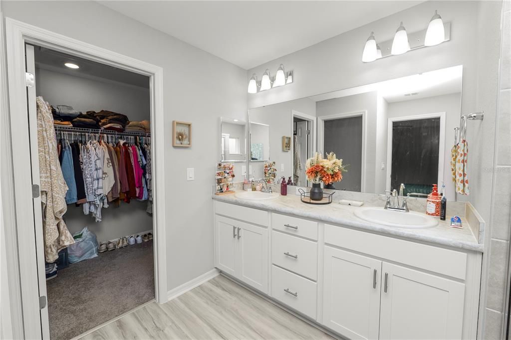 For Sale: $365,000 (4 beds, 2 baths, 1715 Square Feet)